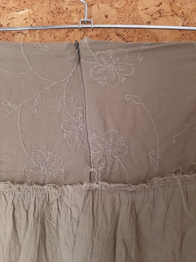 Falda larga, larguísima en color verde militar.