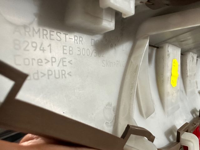 Reposabrazos Nissan Pathfinder.