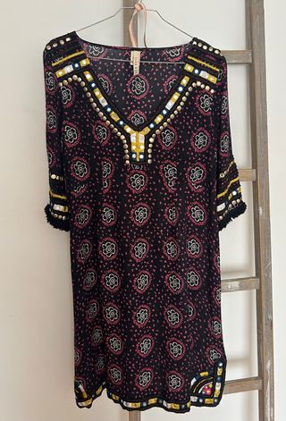 Vestído bordados y abalorios. Marca Raga Talla XS