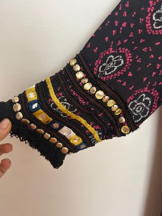 Vestído bordados y abalorios. Marca Raga Talla XS