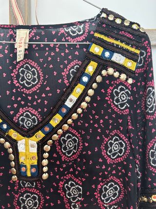 Vestído bordados y abalorios. Marca Raga Talla XS
