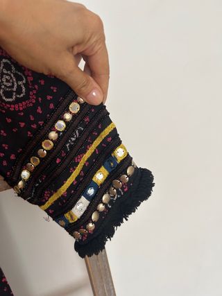 Vestído bordados y abalorios. Marca Raga Talla XS