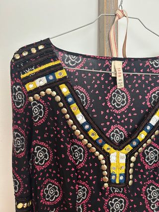 Vestído bordados y abalorios. Marca Raga Talla XS