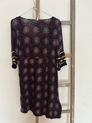 Vestído bordados y abalorios. Marca Raga Talla XS