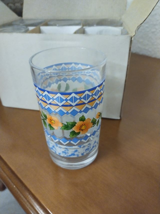 Juego de vasos y jarra