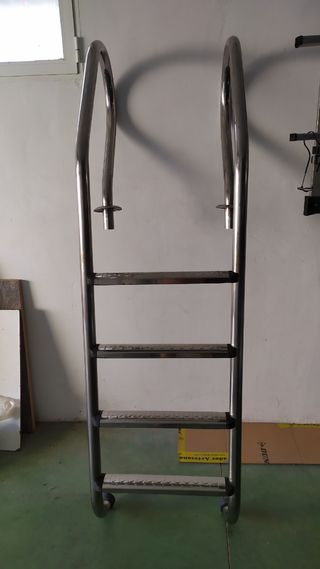 Escalera piscina