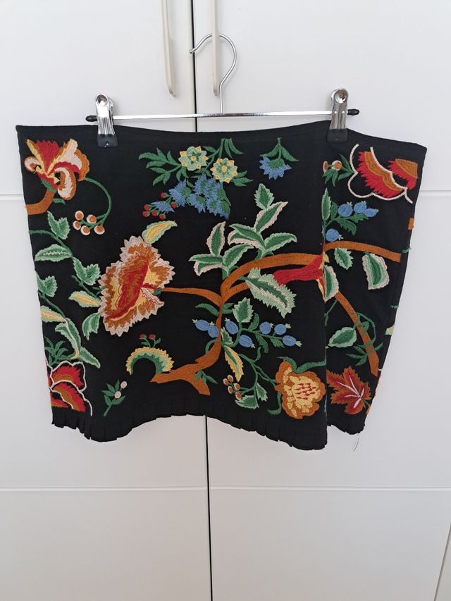 Falda bordada Zara