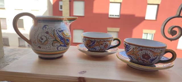 Tazas y jarra italiana pintada a mano