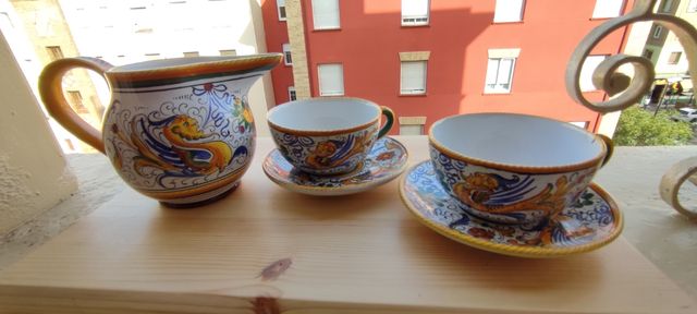 Tazas y jarra italiana pintada a mano