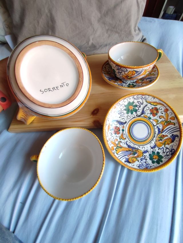 Tazas y jarra italiana pintada a mano