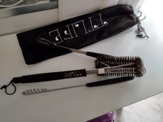 Pinzas y cepillo barbacoa