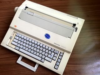 MÁQUINA ESCRIBIR ELECTRÓNICA