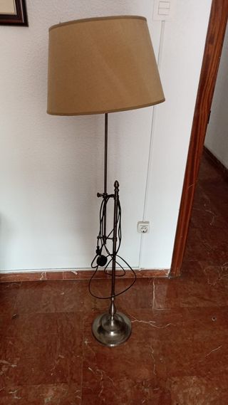 Lampara. 122cm de altura desde la lampara al suelo