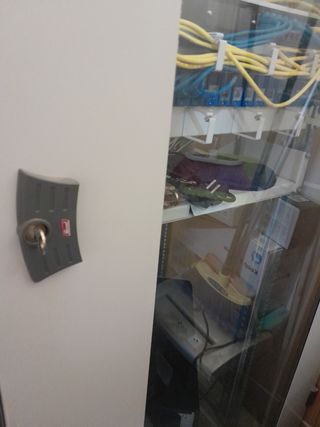 Armario servidor web, equipos de taller