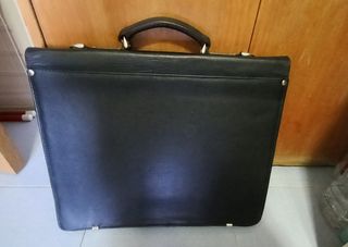 Maleta maletin cuero con 2 cierres y falta llave.