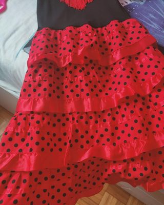 disfraces de sevillanas y hello Kitty 
