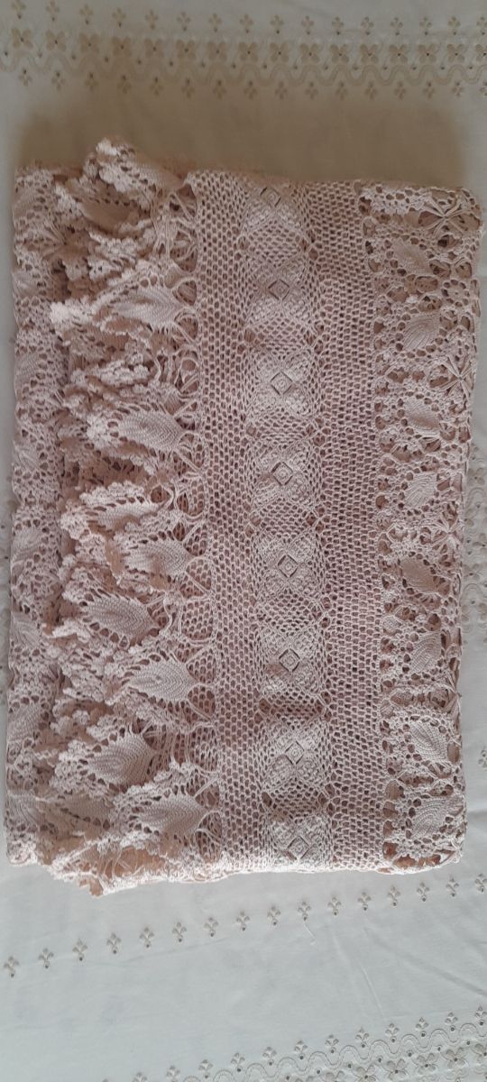 colcha de crochet beig
