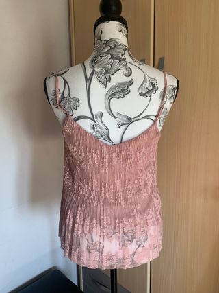 camisa rosa de tirantes