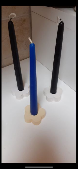 Portacandele con candele nuovi