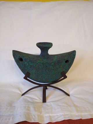 Opera in ceramica colorata con piedistallo