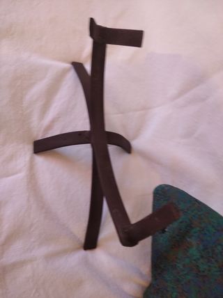 Opera in ceramica colorata con piedistallo