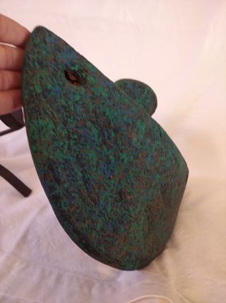 Opera in ceramica colorata con piedistallo