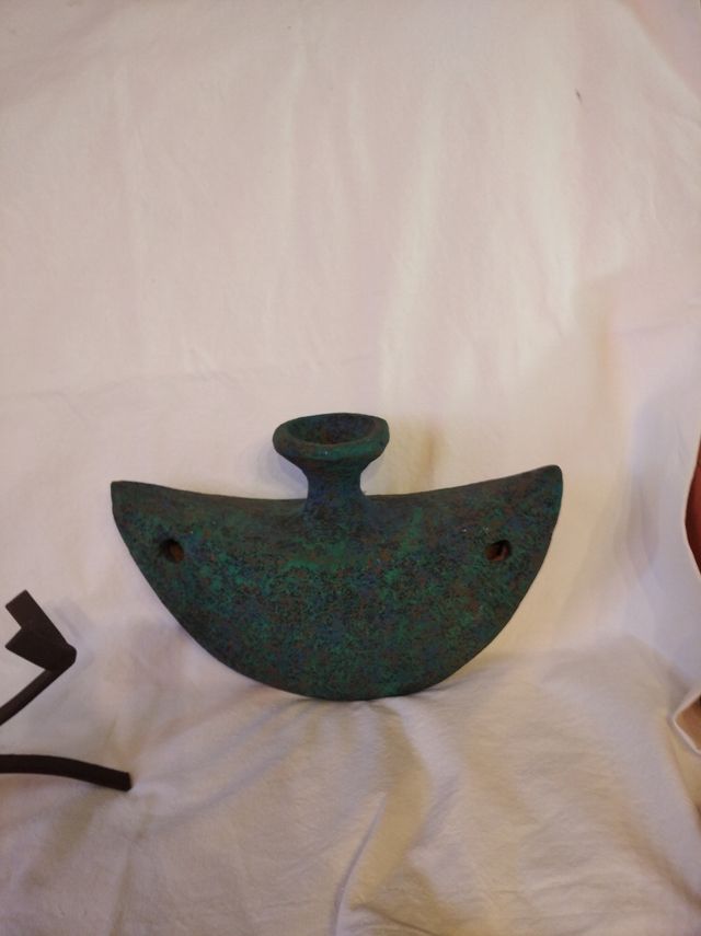 Opera in ceramica colorata con piedistallo