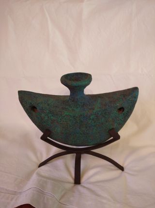 Opera in ceramica colorata con piedistallo