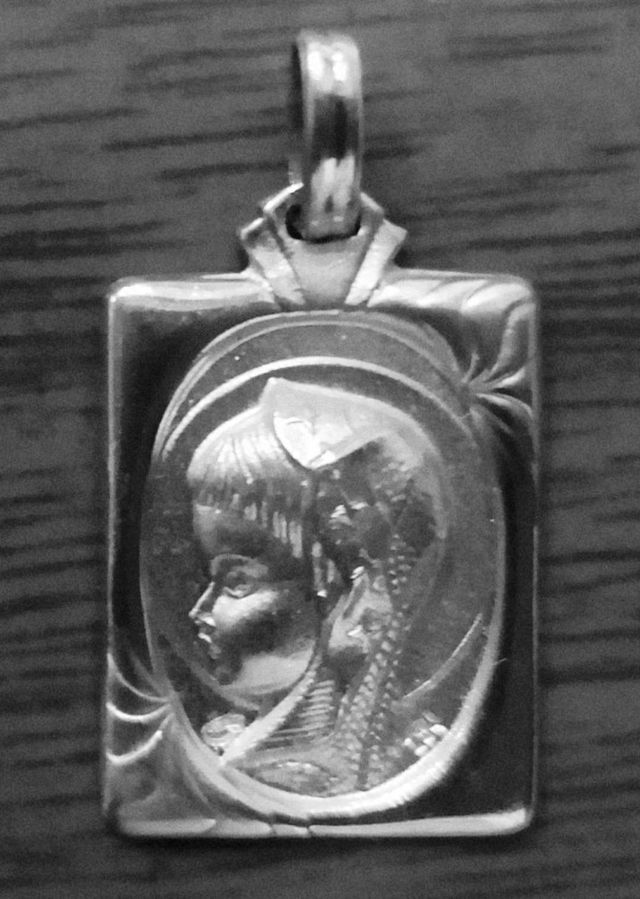 medalla rectangular de la virgen niña en plata