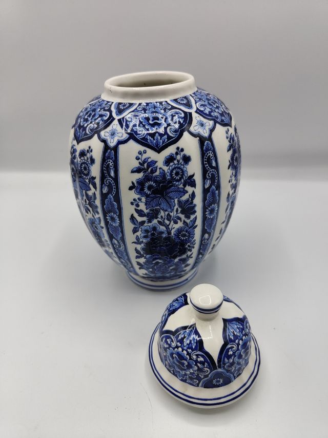 Vaso contenitore in ceramica bianca con decori blu
