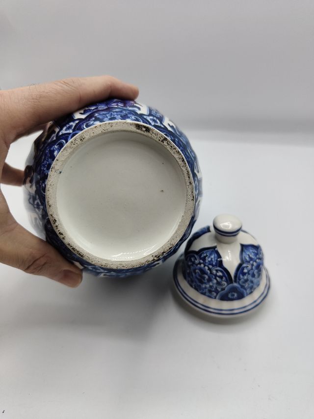 Vaso contenitore in ceramica bianca con decori blu