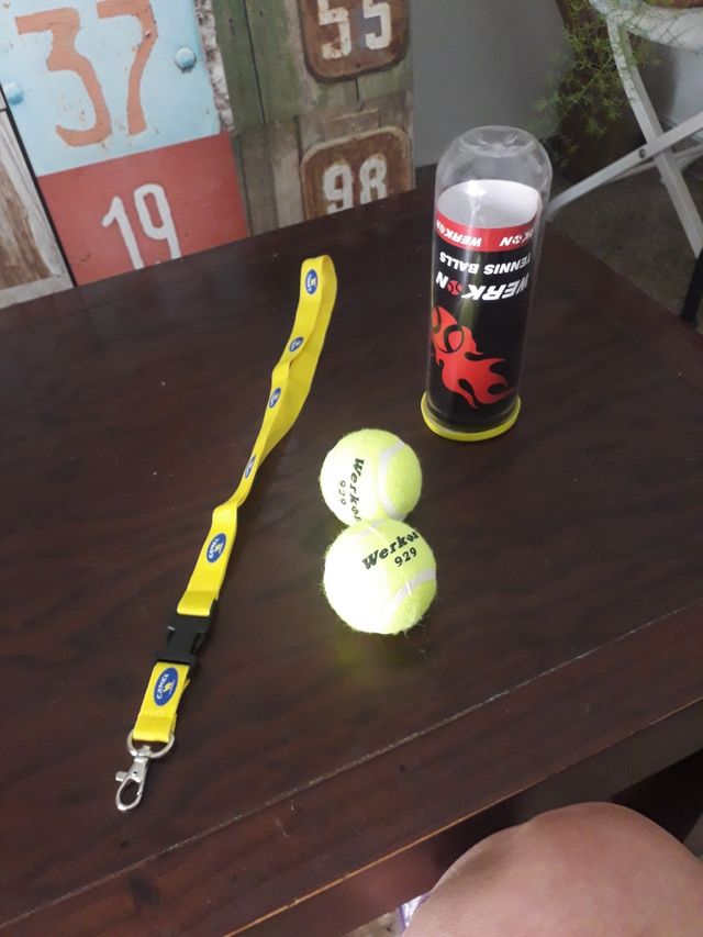Cinta mosquetón y pelotas tenis