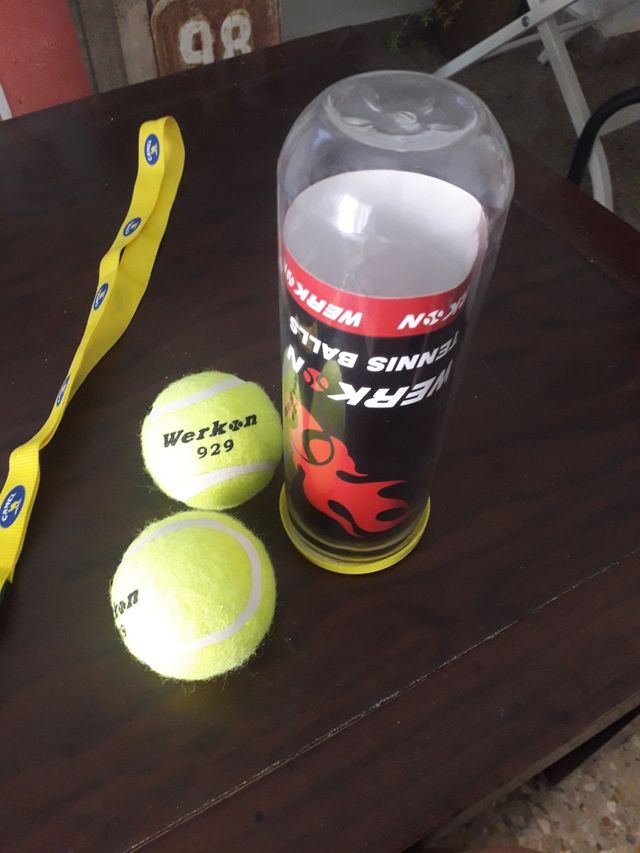 Cinta mosquetón y pelotas tenis