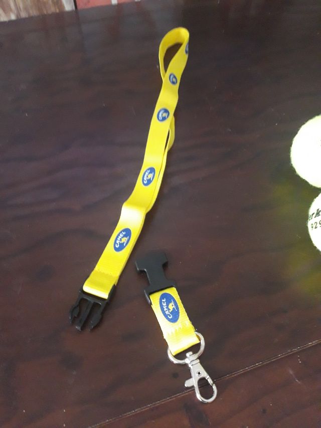 Cinta mosquetón y pelotas tenis