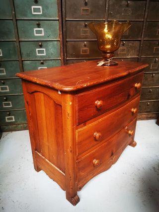 Cómoda, cajonera. Madera antigua.