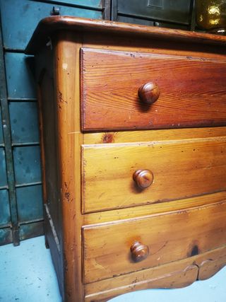 Cómoda, cajonera. Madera antigua.