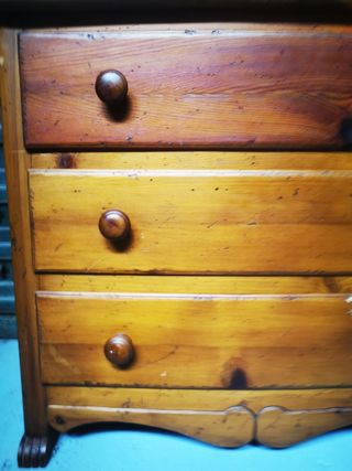 Cómoda, cajonera. Madera antigua.