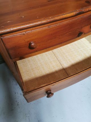 Cómoda, cajonera. Madera antigua.