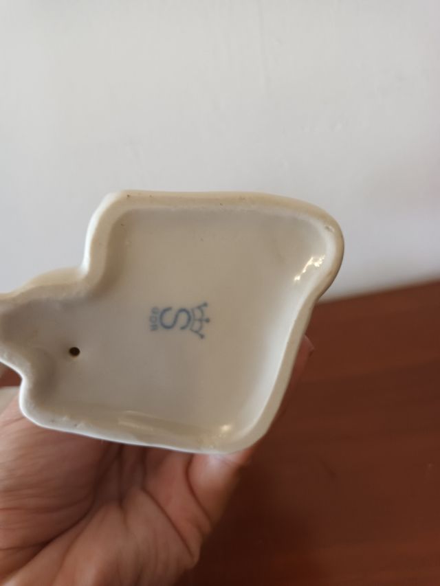 Pareja de figuras GDR porcelana.