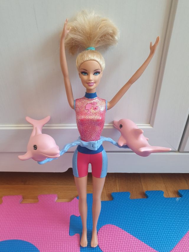 Barbie con delfines giratorios