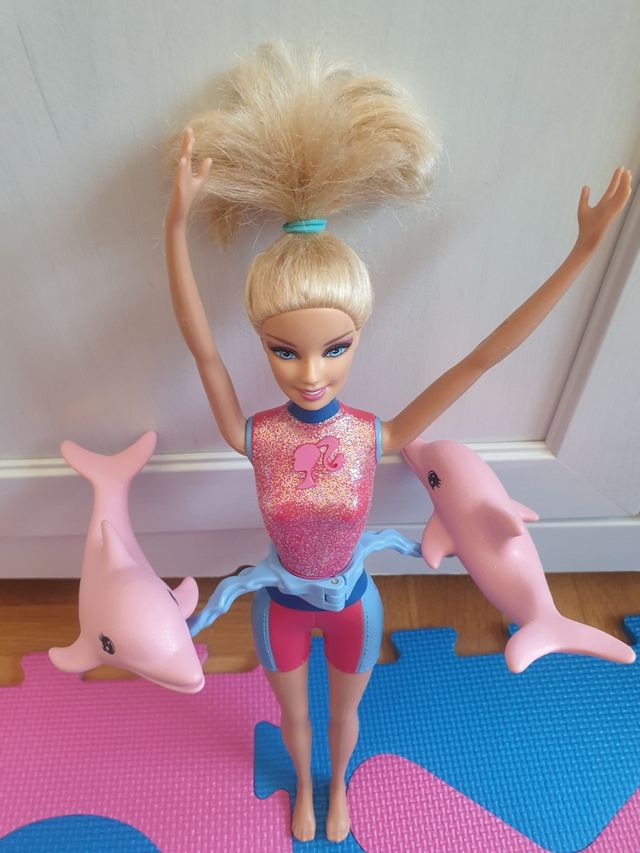 Barbie con delfines giratorios
