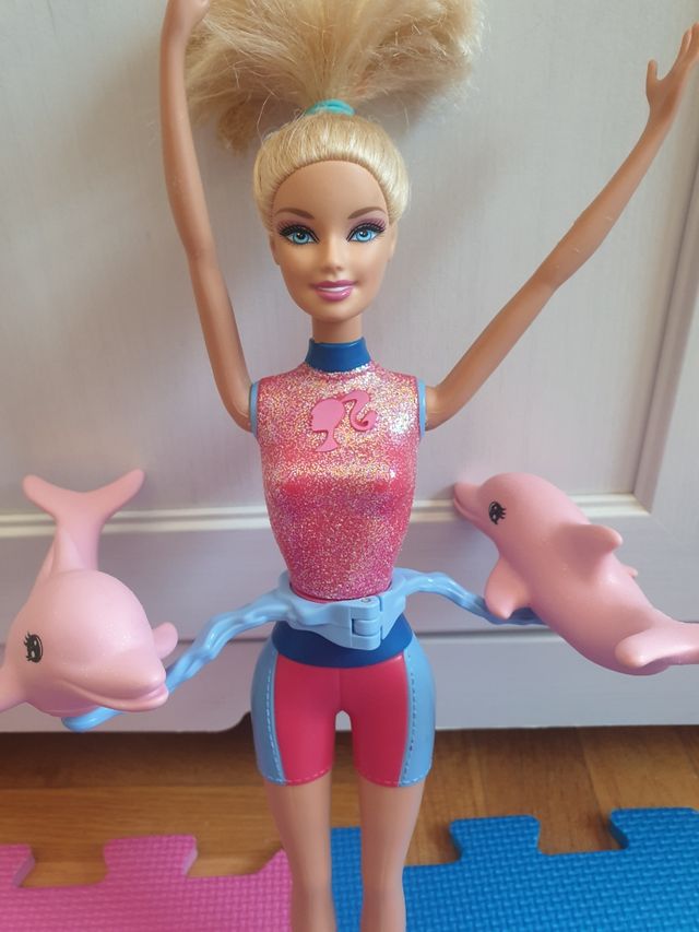 Barbie con delfines giratorios