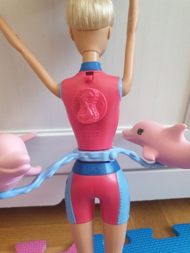 Barbie con delfines giratorios