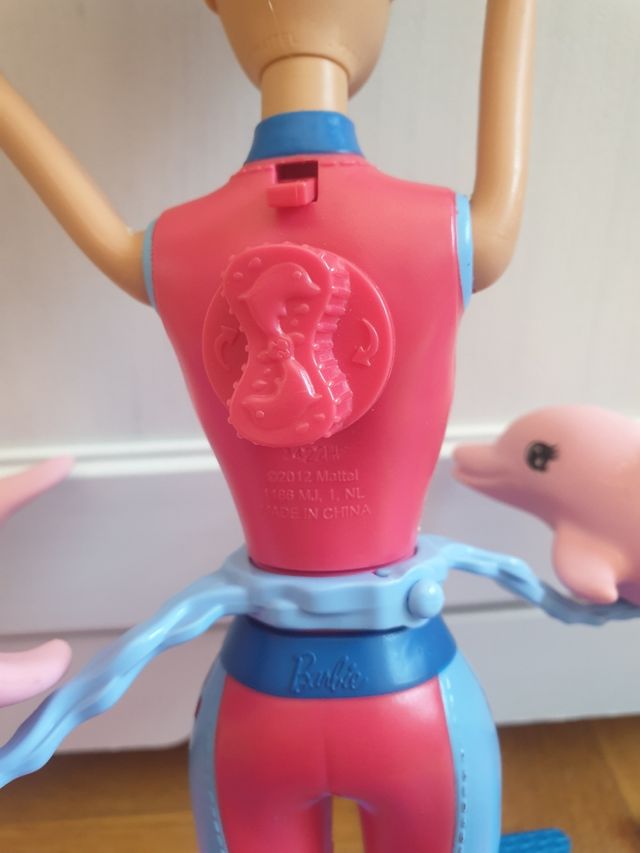 Barbie con delfines giratorios