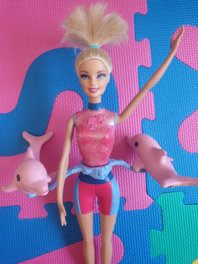 Barbie con delfines giratorios