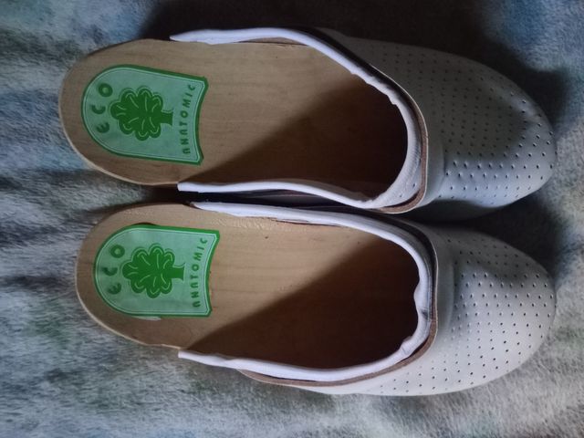 unos zuecos blancos de hospital