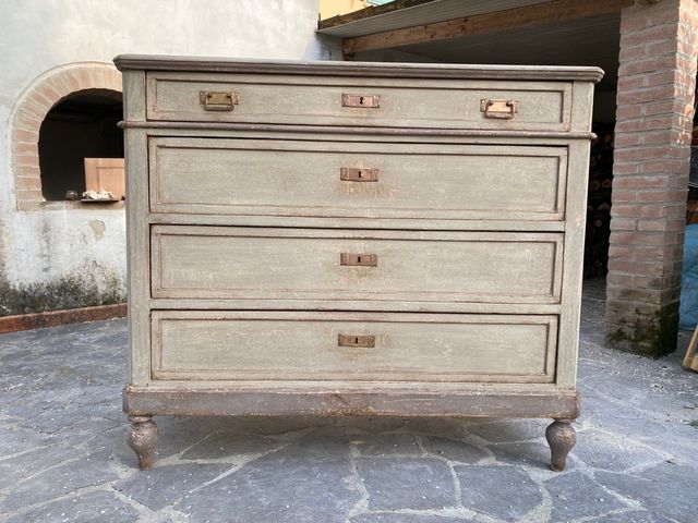 Antico cassettone laccato