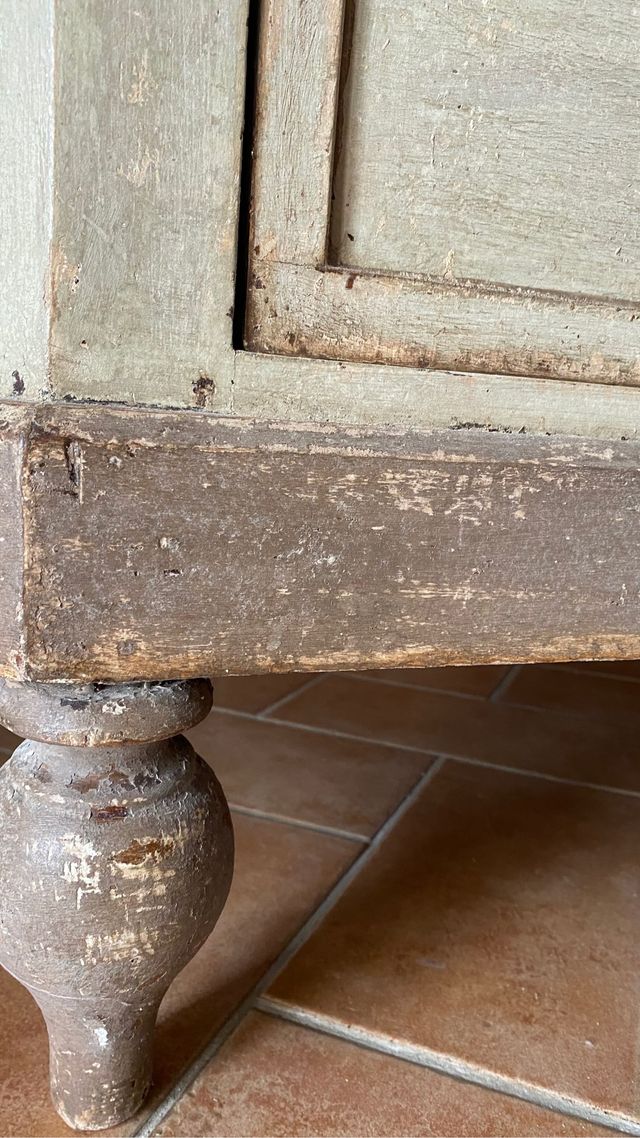 Antico cassettone laccato