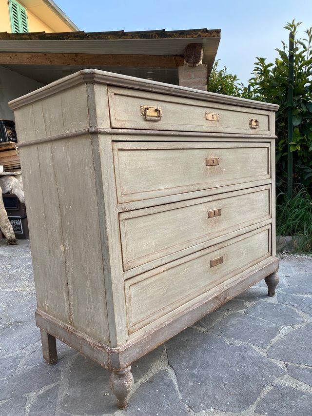 Antico cassettone laccato