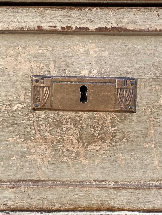 Antico cassettone laccato